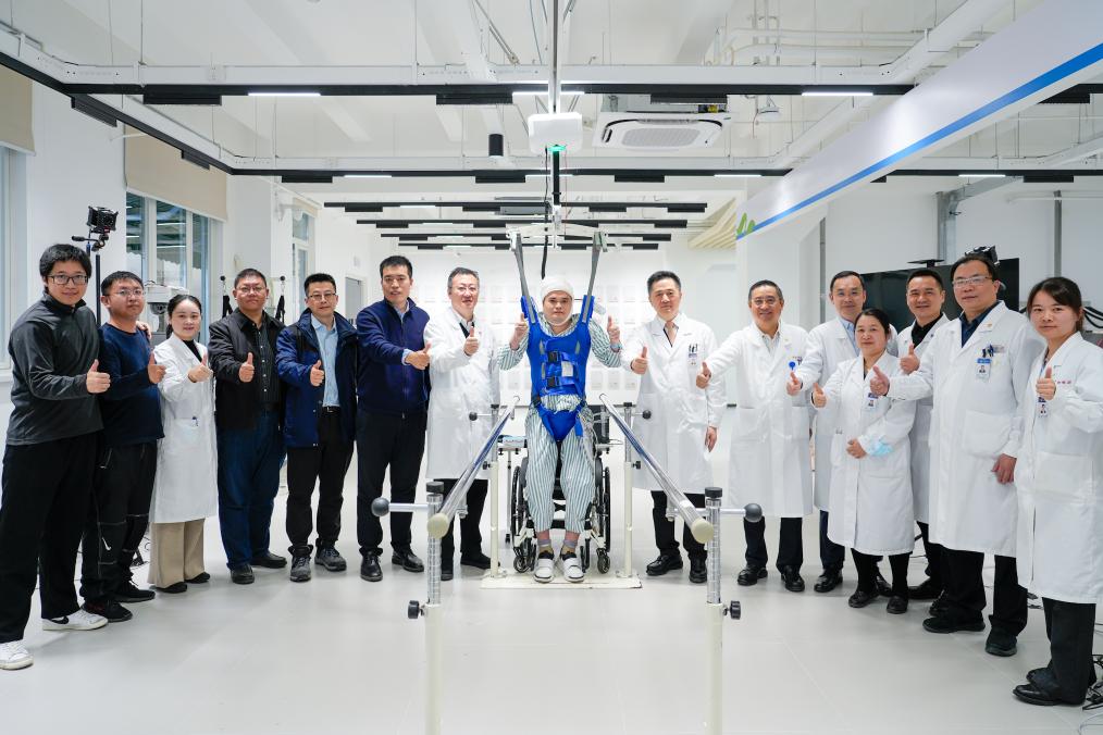 为大脑与脊髓搭建“新路” 我国科学家研发新技术助瘫痪病人恢复行走(图1)