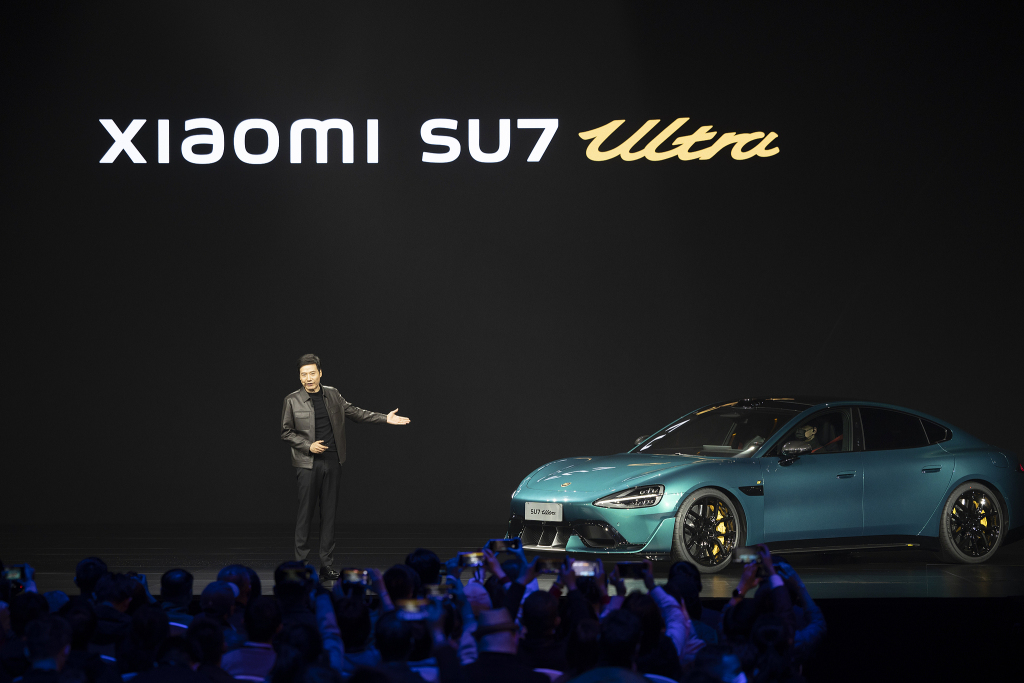 小米SU7 Ultra定价直降28万，“新首富”雷军玩转“豪车”速成(图1)