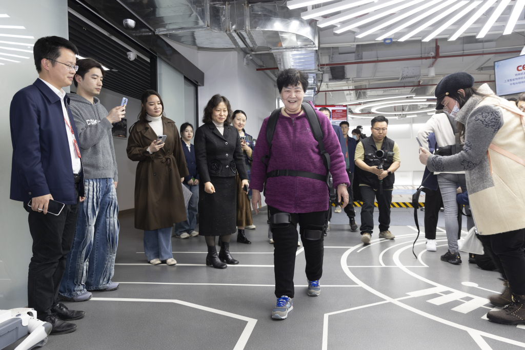 外骨骼机器人帮助银发老人实现轻松爬楼(图1)