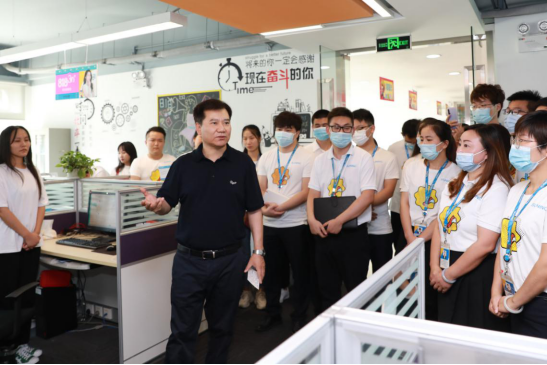 818张近东一线谈服务:要让用户“占便宜” 不让员工“受委屈”(图3) 818张近东一线谈服务:要让用户“占便宜” 不让员工“受委屈”(图3)