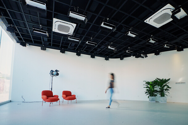 国内首家可围观互动演播室落地华熙LIVE 打造全新场景文化(图2) 国内首家可围观互动演播室落地华熙LIVE 打造全新场景文化(图2)