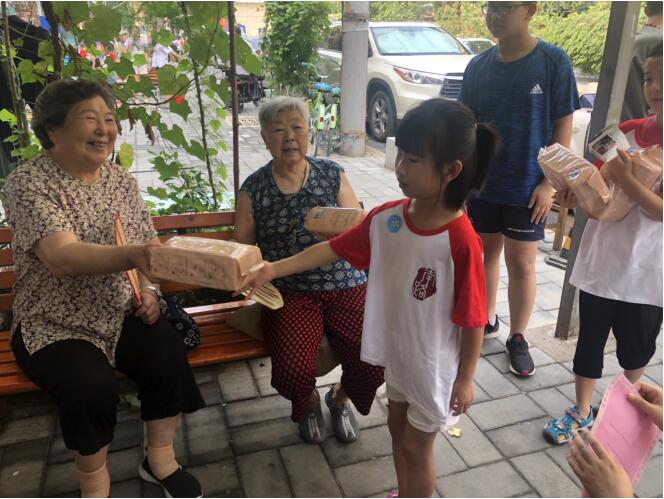 储蓄中心迎来“社区小管家” “吸储”新办法让爱心升值(图3) 储蓄中心迎来“社区小管家” “吸储”新办法让爱心升值(图3)