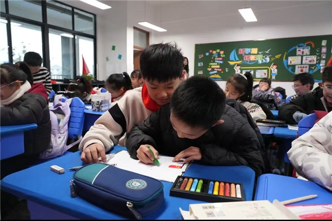 2025媒体管家 ：让遵义精神在青少年心中落地生根——一叶红船，逐梦未来宣讲团走进中小学(图3)