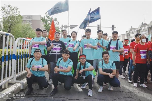 2023长春马拉松鸣枪开跑  红旗新能源携“新锐选手E001”潮酷亮相(图2)