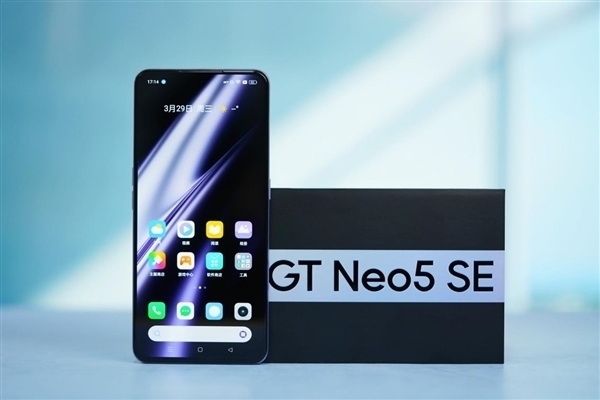 真我打造！第一款骁龙7+ Gen2白色素皮手机诞生(图1)