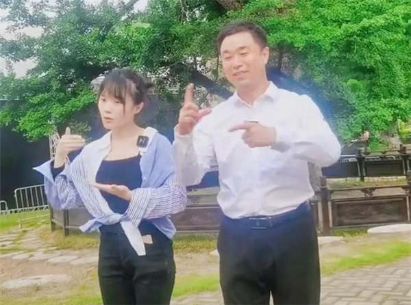 “挖呀挖”黄老师开始转型：素颜遭吐槽 “丑”局长解围(图2)