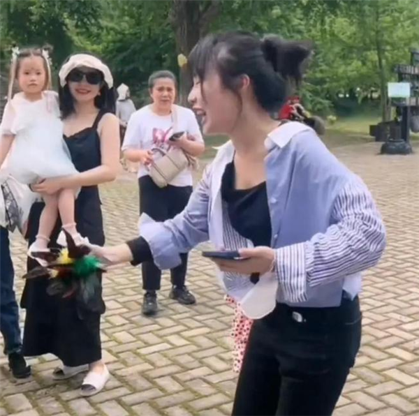 “挖呀挖”黄老师开始转型：素颜遭吐槽 “丑”局长解围(图5)