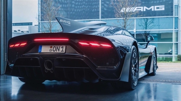 1900万没了！一梅赛德斯AMG ONE运输途中被烧成焦炭：原因未明(图5)
