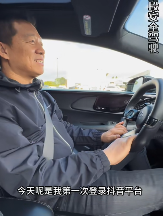 贾跃亭拍抖音了！亲自驾驶FF 91超自豪：零百加速2.27秒 比法拉利还快(图2)